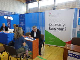 Pokaż zdjęcie: Konwentowi towarzyszyły targi pracy dla osób z niepełnosprawnościami, podczas których pracownicy PFRON udzielali informacji zainteresowanym osobom