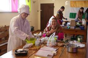 Pokaż zdjęcie: Uczstnicy XVII Wojewódzkiego Konkursu Sztuki Kulinarnej - przygotowanie potraw