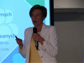 Pokaż zdjęcie: Anna Skupień, dyrektor Oddziału Wielkopolskiego PFRON jednym z prelegentów konferencji pt. „Strefa Rodziny – wielowymiarowość i wieloaspektowość dobrych praktyk”