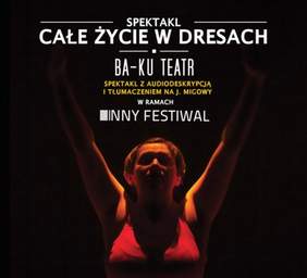 Pokaż zdjęcie: Plakat promujący spektakl teatralny pt. „Całe życie w dresach” z audiodeskrypcją i tłumaczeniem na język migowy