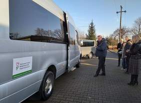 Pokaż zdjęcie: Uroczystość przekazania autobusu dla podopiecznych WTZ w Wapnie