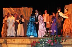 Pokaż zdjęcie: Na scenie z przedstawieniem pod tytułem "Kopciuszek" wystąpił Integracyjny Zespół Artystyczny "Przyjaciele"