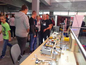 Pokaż zdjęcie: Stanowisko z doświadczeniami fizycznymi