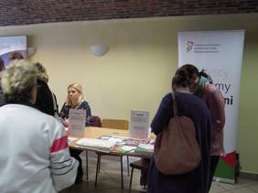 Pokaż zdjęcie: Udzielanie informacji podczas targów, fot. PUP w Chorzowie