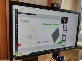 Pokaż zdjęcie: Zbliżenie monitora na którym widać slajd z prezentacji pt. Pokonamy bariery