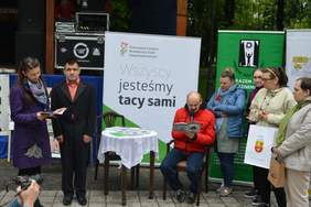 Pokaż zdjęcie: prezentowanie wierszy z tomiku poezji pt. Mój Świat w poezji
