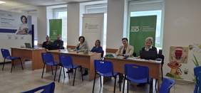 Pokaż zdjęcie: Przy trzech stolikach siedzą po dwie osoby pełniące dyżur ekspercki w NFZ.