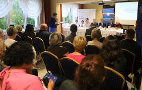 Spotkanie konsultacyjne otwiera Dorota Hass - Dyrektor Wydziału Polityki Społecznej Kujawsko-Pomorskiego Urzędu Wojewódzkiego w Bydgoszczy, moderator spotkania.