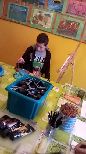 Zajęcia z arteterapii. Zdjęcie pochodzi ze zbiorów własnych Toruńskiego Towarzystwa Autyzmu.