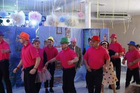 Pokaż zdjęcie: uczestnicy balu integracyjnego Zaczarowany Świat