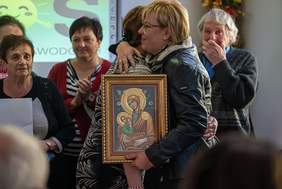 Pokaż zdjęcie: Podopieczni Fundacji wręczyli dyrektor Marcie Mordarskiej podziękowania 