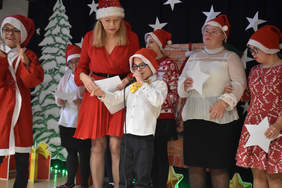 Pokaż zdjęcie: Święty Mikołaj przyniósł prezenty niepełnosprawnym dzieciom