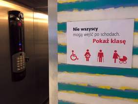 Pokaż zdjęcie: Oznakowanie w windzie skłaniające do ustąpienia pierwszeństwa osobom niepełnosprawnym