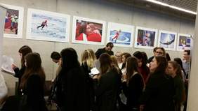 Pokaż zdjęcie: Uczestnicy otwarcia wystawy „Pragnę Zwyciężać” na Uniwersytecie Ekonomicznym w Poznaniu