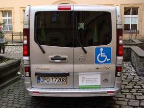 Pokaż zdjęcie: Uroszysty odbiór busa dla podopiecznych Domu Pomocy Społecznej w Prószkowie