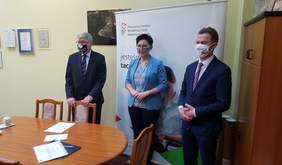 Pokaż zdjęcie: spotkanie w siedzibie Oddziału Łódzkiego PFRON, na zdjęciu: Marcin Baranowski Starosta Opoczyński Maria Barbara Chomicz Wicestarosta Opoczyński oraz Władysław Skwarka Dyrektor Oddziału Łódzkiego PFRON