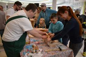 Pokaż zdjęcie: W trakcie montażu budki