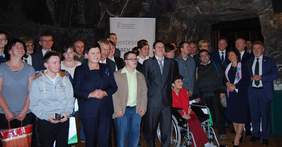 Pokaż zdjęcie: Laureaci Konkursu "Sztuka Osób Niepełnosprawnych" z Panią Wicepremier Beatą Szydło