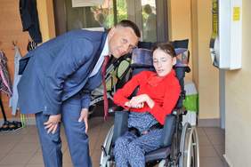 Józef Leśniak – Poseł na Sejm podczas wizyty w Stowarzyszeniu „Przystań” w Tymbarku