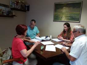 Od lewej: Grażyna Bogdańska - wz. dyrektora Oddziału Podlaskiego PFRON, Robert Sidorski - wicestarosta moniecki, Elżbieta Pomian - samodzielny specjalista w PFRON, Andrzej Franciszek Daniszewski - starosta moniecki