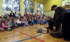 Pokaż zdjęcie: Spotkanie uczniów Szkoły Podstawowej z Oddziałami Integracyjnymi nr 12 w Krakowie z artystą Stanisławem Kmiecikiem