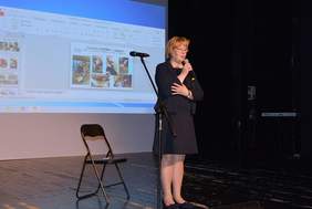 Pokaż zdjęcie: Dyrektor Marta Mordarska podczas prezentacji projektów XII edycji "Mieć wyobraźnię miłosierdzia"