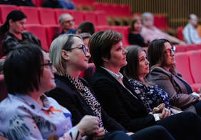 Pokaż zdjęcie: Sala operowa, ujęcie pięciu kobiet oglądających występy.