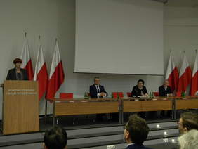 Pokaż zdjęcie: Zdj_cie_4_-_Pani_Elzbieta_Rafalska_-_Minister_Rodziny__Pracy_i_Polityki_Spo_ecznej_-_podczas_przem_wienia_o_kierunkach_dzia_.JPG