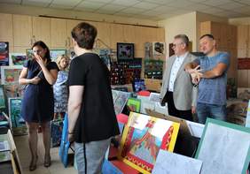 Pokaż zdjęcie: Lubelska Wojewódzka Komisja Konkursowa ogląda prace wystawione w sali konferencyjnej