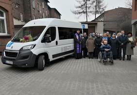 Pokaż zdjęcie: Uroczystość poświęcenia nowego busa dla DPS