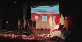 Pokaż zdjęcie: Występy artystyczne podczas XI Nowosądeckiego Przeglądu Poezji, Pieśni i Piosenki Patriotycznej „Pod skrzydłami Orła”