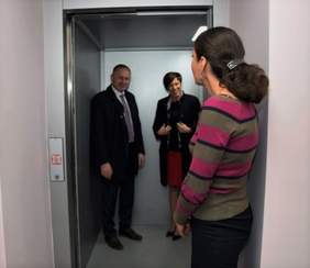 Pokaż zdjęcie: Uroczystość przekazania windy dla Powiatowego Zespołu Poradni Psychologiczno – Pedagogicznych w Szamotułach