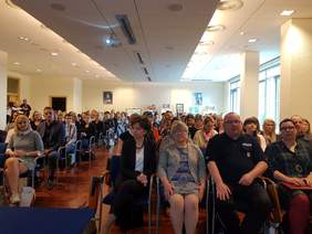 Pokaż zdjęcie: Uczestnicy konferencji PFRON w Poznaniu pt.: „Do twarzy mi w niebieskim – o barwach wokół autyzmu w codziennej komunikacji”