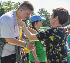 Pokaż zdjęcie: Zwycięzcy XVII Powiatowych Igrzysk Dzieci i Młodzieży Niepełnosprawnej w Szamotułach nagradzani przez Annę Skupień, dyrektor Oddziału Wielkopolskiego PFRON