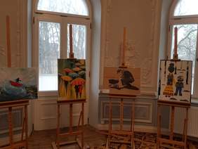 Pokaż zdjęcie: Prace uczestników XXI edycji konkursu plastycznego PFRON prezentowane na wystawie zorganizowanej w pałacu w Kościelcu