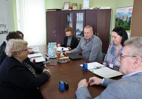 Pokaż zdjęcie: Przedstawiciele Koła Terenowego w Biłgoraju przy stole