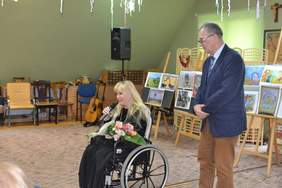 Pokaż zdjęcie: Urszula Dudko Przewodnicząca Komisji składa gratulacje artystom