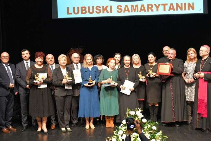 Pokaż zdjęcie: Uczestnicy Gali "Lubuski Samarytanin" stoją na czarnym tle z napisem Lubuski Samarytanin