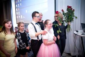 Dzieci przygotowują się do wręczenia kwiatów