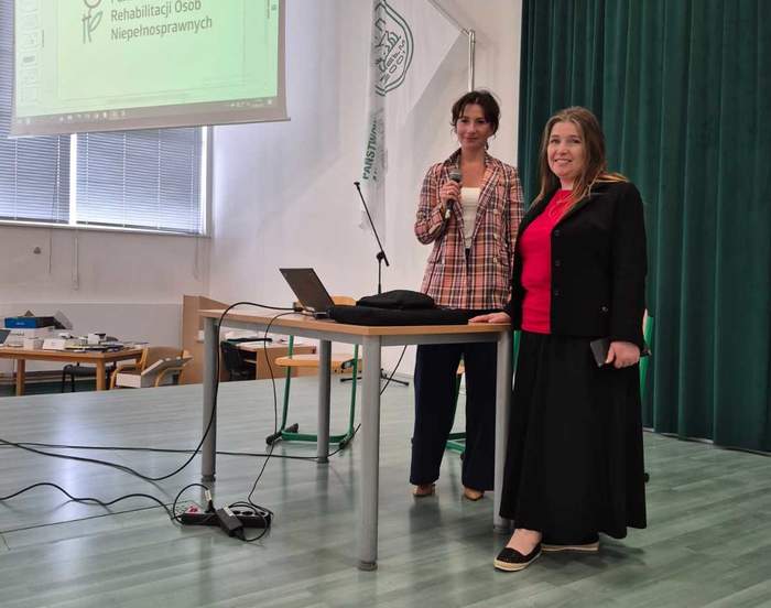 Pokaż zdjęcie: Do zdjęcia pozują dwie kobiety prelegentki.