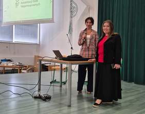 Pokaż zdjęcie: Do zdjęcia pozują dwie kobiety prelegentki.