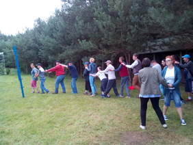 Uczestnicy spotkania bawią się