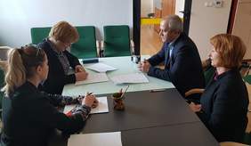 Pokaż zdjęcie: Marta Mordarska, Dyrektor Małopolskiego Oddziału PFRON podpisuje z Przedstawicielami Spółdzielni Inwalidów Karpaty  umowę o refundację dodatkowych kosztów wynikających z zatrudnienia osób niepełnosprawnych