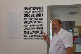 Pokaż zdjęcie: Zasady obowiązujące w mieszkaniu wypisano na jego ścianie