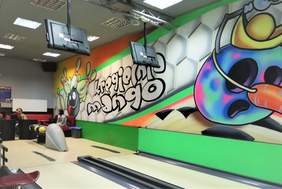 Pokaż zdjęcie: Krtęgielnia ZAZ-u, sala, w któej odbyło się spotkanie, kolorowe ściany, dwa tory, pod sufitem wiszą dwa telewizory