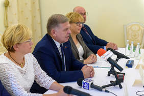 Pokaż zdjęcie: Od lewej: Wiceminister Józefa Szczurek - Żelazko, starosta Roman Łucarz, dyrektor Marta Mordarska oraz etatowy członek zarządu Jacek Hudyma