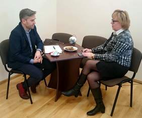 Pokaż zdjęcie: Tomasz Włodarski – zastępca dyrektora Małopolskiego Instytutu Kultury w Krakowie oraz Marta Mordarska – dyrektor Małopolskiego Oddziału PFRON