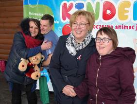 Pokaż zdjęcie: Dyrektor Marta Mordarska z laureatką konkursu "W rytmie pór roku"