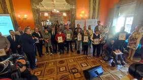 Pokaż zdjęcie: Zwycięzcy konkursu plastycznego „Sztuka Osób Niepełnosprawnych” nagrodzeni 