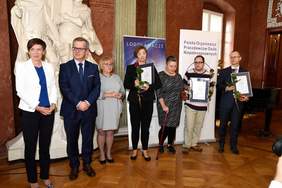 Pokaż zdjęcie: Od lewej: Anna Skupień, dyrektor Oddziału Wielkopolskiego PFRON; Roman Wawrzyniak, kierownik Wydziału Audycji Informacyjnych i Publicystycznych w TVP 3 Poznań; Maria Krupecka, Pełnomocnik Wojewody Wielkopolskiego ds. równego traktowania oraz Laureac